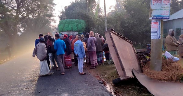 পাবনায় দাঁড়িয়ে থাকা করিমনে ট্রাকের ধাক্কায় তিন কৃষক নিহত